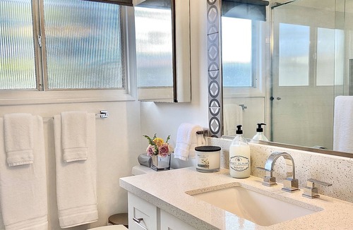 South Redondo House | Beautiful Beach Retreat in Heart of Town - 2blks to Beach