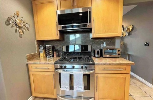 Garden Grove House | Beautiful, Cozy, Vacation home 6mins fr Disneyland