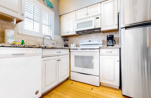 Orange Beach East Apartment | Beautiful efficiency by the beach w/ an indoor pool, shared tennis, & free WiFi