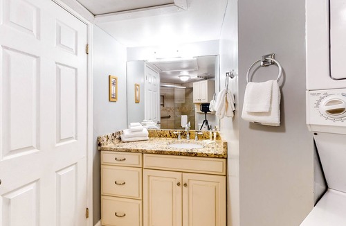 Orange Beach East Apartment | Beautiful efficiency by the beach w/ an indoor pool, shared tennis, & free WiFi