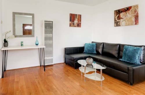 Valley Village Apartment | Beautiful & renovated Garden Apt in Valley Village