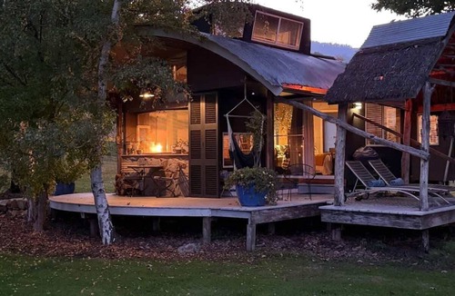 Tawonga South Villa | Beautiful romantic chalet | privtspa | near Bright