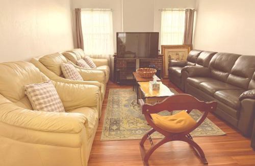 Kingsgrove House | Beautiful Room with Private Bathroom - Prime Location & Close to Shops