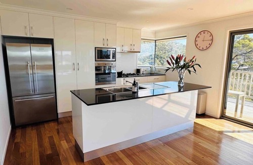 Dynnyrne House | Beautiful Sunny Home with Stunning Hobart Views