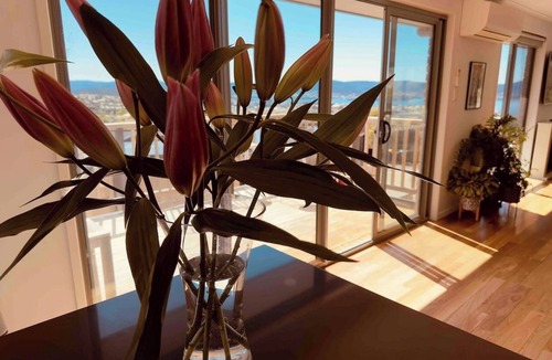 Dynnyrne House | Beautiful Sunny Home with Stunning Hobart Views