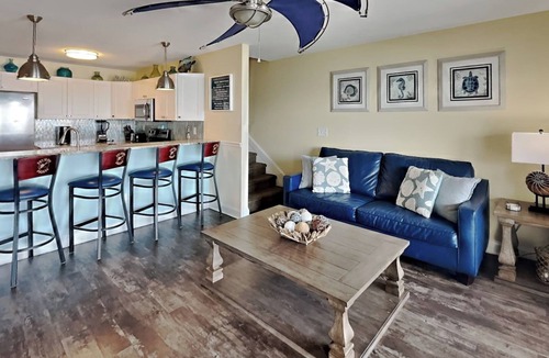 Put-in-Bay Condo | Beautiful Waterfront Put-In-Bay Condo - Lakeside Decks 4BR 3BA -12ppl CON 207