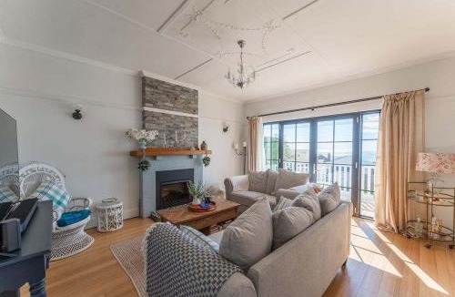 Parklands House | Beautifully Renovated Retreat Modern Comfort with Outdoor Entertaining