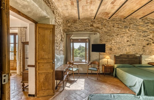 Serra de Daro Bed & Breakfast | Bed and Breakfast 'Ullastret' with Shared Pool, Wi-Fi and Air Conditioning