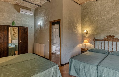 Serra de Daro Bed & Breakfast | Bed and Breakfast 'Ullastret' with Shared Pool, Wi-Fi and Air Conditioning