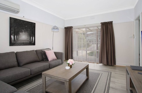 Bright House | Belle of Bright - Located close to river and town precinct