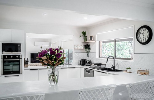Lurg House | Benalla/Winton Luxury Farmhouse with Breathtaking Views – Sleeps 9