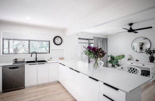 Lurg House | Benalla/Winton Luxury Farmhouse with Breathtaking Views – Sleeps 9