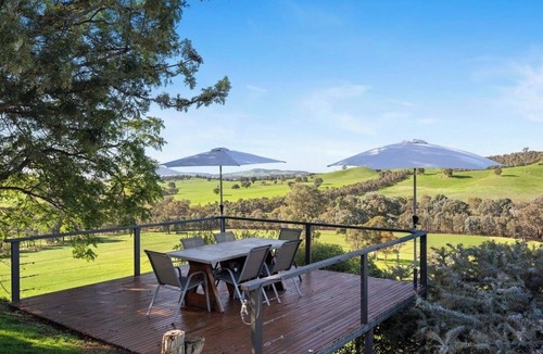 Lurg House | Benalla/Winton Luxury Farmhouse with Breathtaking Views – Sleeps 9