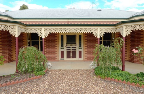 Bagshot Cottage | Bendigo Farm Stay
