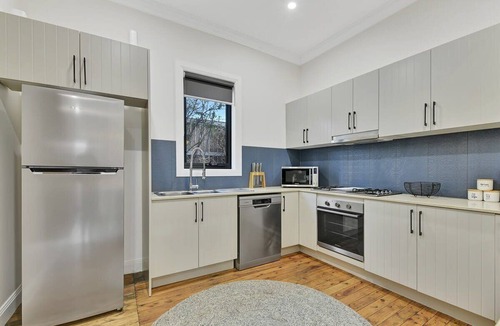 Orange House | Best Nest on March. Firepit Cottage. Walk to CBD.