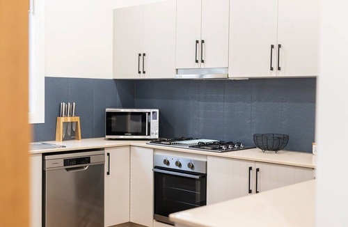 Orange House | Best Nest on March. Firepit Cottage. Walk to CBD.