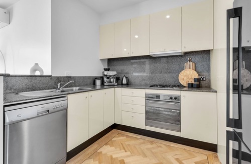 South Yarra House | Bev's Retreat by Ready Set Stay - peaceful retreat and close to all attractions.