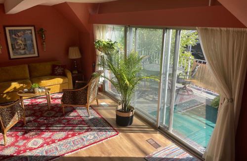 Kitchener Apartment | Big apartment by the Farmers market