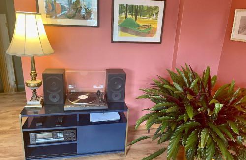 Kitchener Apartment | Big apartment by the Farmers market