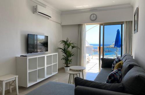 Playa de Mogan Apartment | Billy's Beachfront Apartment with pool access