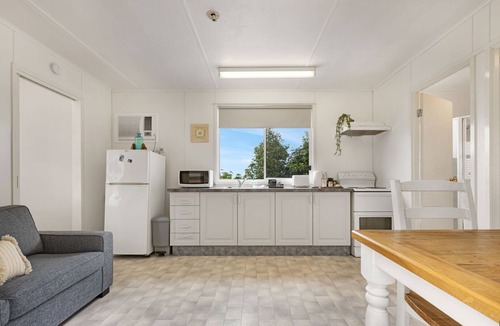 Lakes Entrance House | Bird and Beach: Close to walking trails leading to the beach and Lake Bunga