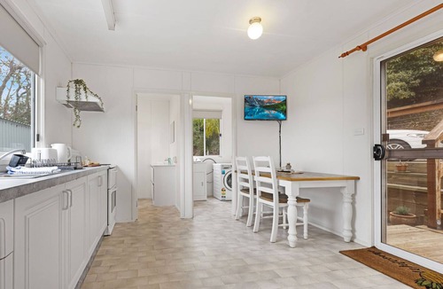 Lakes Entrance House | Bird and Beach: Close to walking trails leading to the beach and Lake Bunga