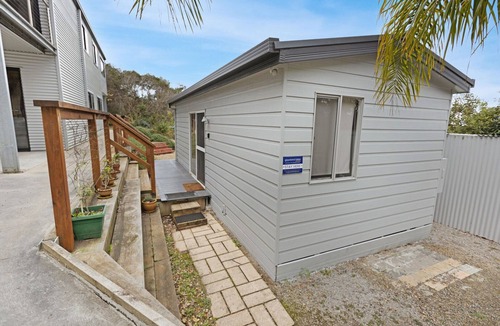 Lakes Entrance House | Bird and Beach: Close to walking trails leading to the beach and Lake Bunga