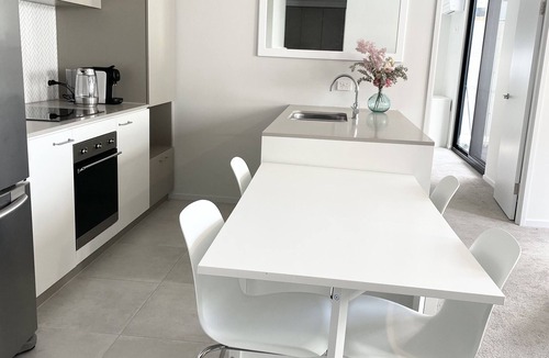 Greenway Apartment | Blackdiamond 504 - Beautiful modern 2bd/2bth apartment + pool, spa, sauna access