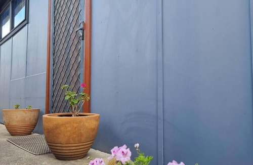 Marlo Apartment | Blue Tongue Retreat with great wifi and easy walking to the estuary & township.