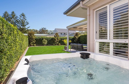 Callala Beach House | Bluewater Jervis Bay - Pet Friendly Luxury with Spa - 5 Mins Walk to Beach