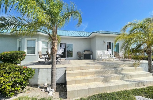 Bahamia West House | Boaters Waterfront Paradise. Dock included! Now with StarLink Wifi