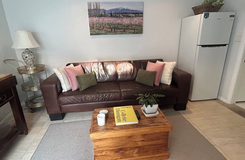 Leichhardt Cottage | Boutique Garden Cottage | Pool & BBQ| Free Parking | Public Transport
