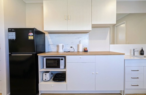 Wynnum North Apartment | Brand new 1 bedroom micro apartment for 2