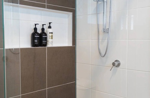 Wynnum North Apartment | Brand new 1 bedroom micro apartment for 2