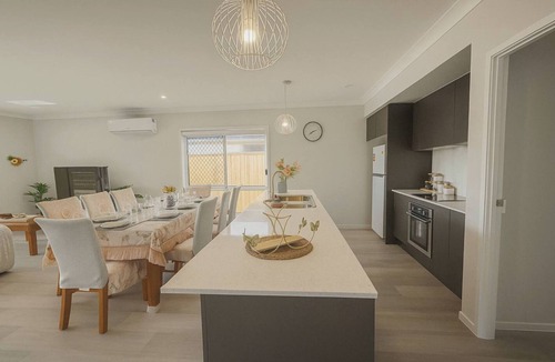 Park Ridge House | Brand New 5 Bedroom Park Ridge Family Home, Fast WIFI, Secure Parking