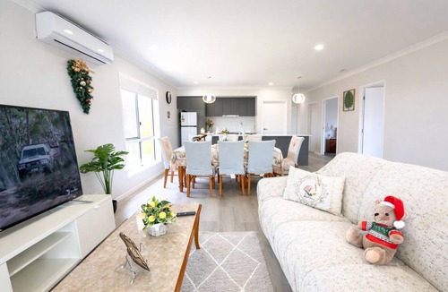 Park Ridge House | Brand New 5 Bedroom Park Ridge Family Home, Fast WIFI, Secure Parking