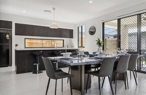 Victoria Point House | Brand-New 6BR HolidayHome | Beach&Shop | Workspace