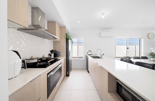 Pialba House | BRAND NEW HOUSE perfect for multi Family&Work Crew