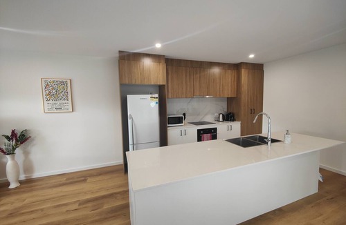 Scullin Villa | Brand new settled beautiful house with Netflix, near shops