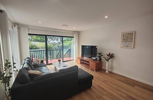 Scullin Villa | Brand new settled beautiful house with Netflix, near shops