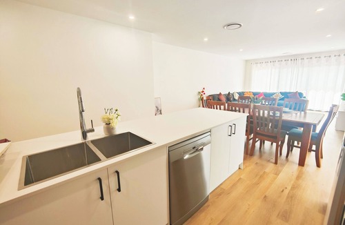 Scullin Villa | Brand new settled house near shops with Netflix