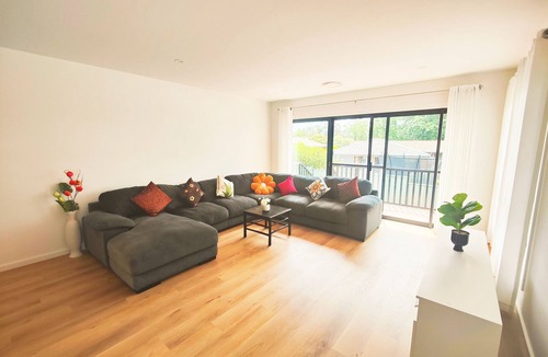Scullin Villa | Brand new settled house near shops with Netflix