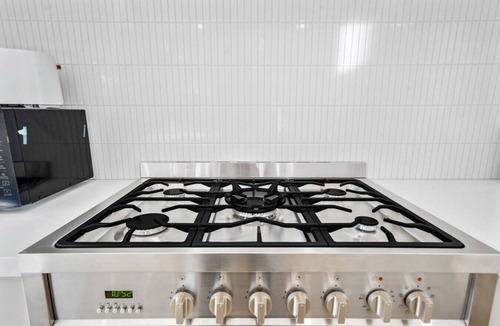 Melbourne House | `Brand New`, Spacious, Breezy Comfy, Luxury Home !