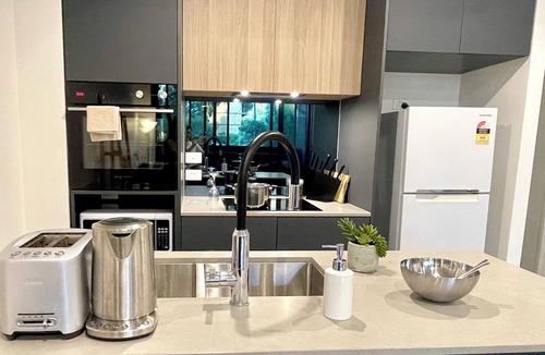 Lyneham Apartment | Brand New Stylish 1BR Apartment Free Parking