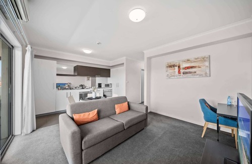 Greenway Apartment | Bright 1-Bed Apartment in Greenway