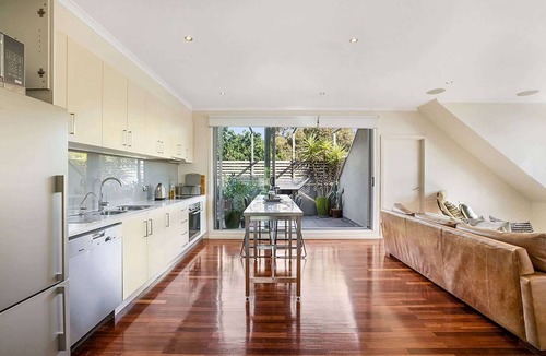 Northcote Apartment | Bright 2-Bed Apartment with BBQ Patio