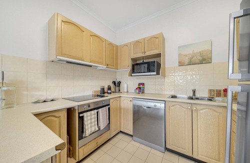 Manuka Apartment | Bright 2-Bed with Private Balcony