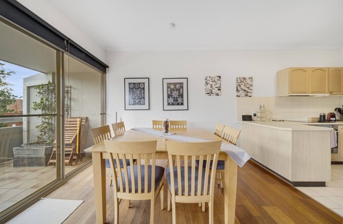 Manuka Apartment | Bright 2-Bed with Private Balcony