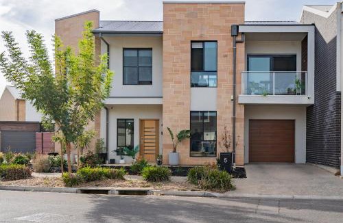 Woodville West House | Bright 2BR Home near Beach, Free Parking, WiFi & Full Kitchen