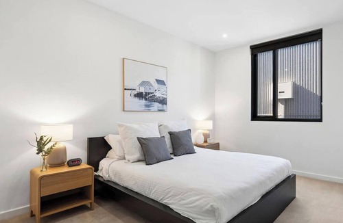 Geelong Apartment | Bright 3-Bed Apartment by Western Beach